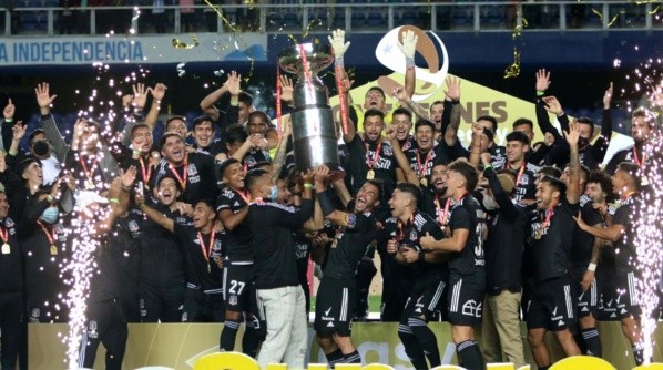 Colo Colo festeja la Supercopa ganada a la UC. Imagen: Agencia Uno