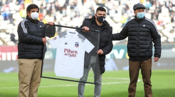 Gonzalo Fierro homenajeado por Colo Colo. Imagen: Agencia Uno