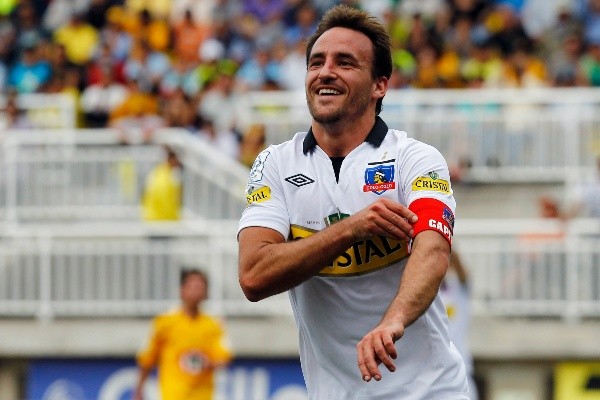 Fuenzalida también sabe lo que es portar la jineta de capitán en Colo Colo. | Foto: Agencia UNO.