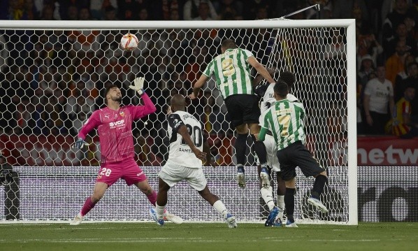 Borja Iglesias puso el 1 a 0 ante Valencia con un buen testazo. Fuente: Getty Images.