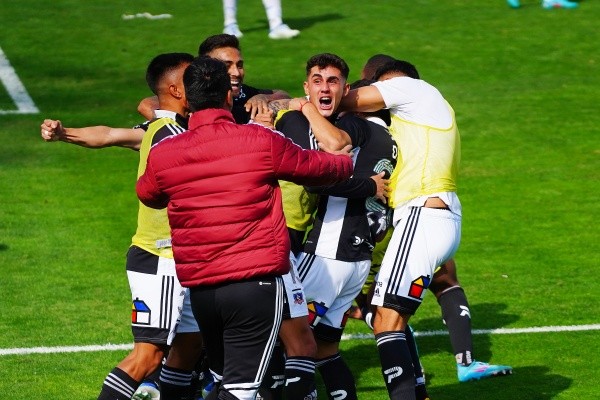 Los jugadores de Colo Colo celebran el empate. Imagen: Guille Salazar