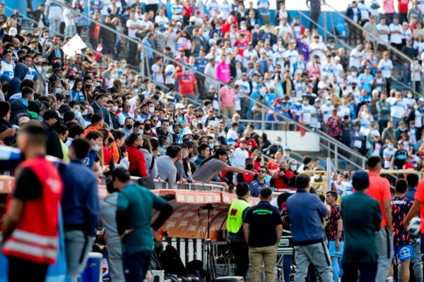 Incidentes en las tribunas de San Carlos de Apoquindo. Imagen: Agencia Uno