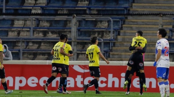 Alexander Oroz celebra un tanto por D. Iquique. Imagen: Agencia Uno