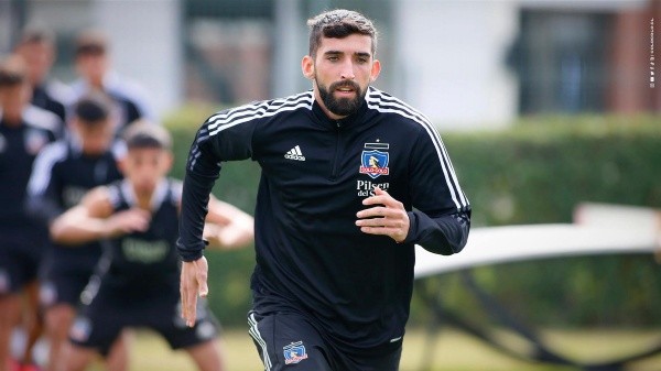 Emiliano Amor vivirá un entrenamiento clave en el Monumental para ver si estará ante River Plate. | Foto: Colo Colo.