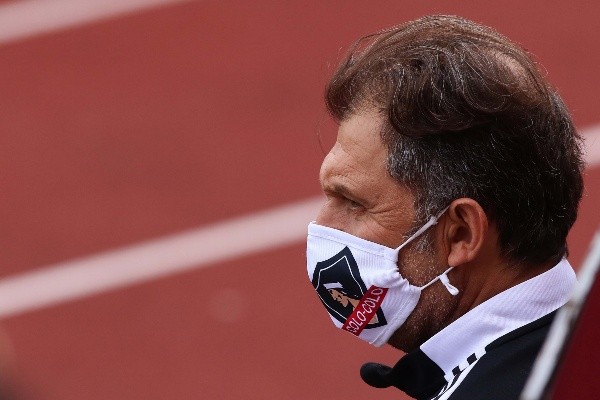 Los hinchas encararon a Mosa en la salida del Monumental. / FOTO: Agencia Uno