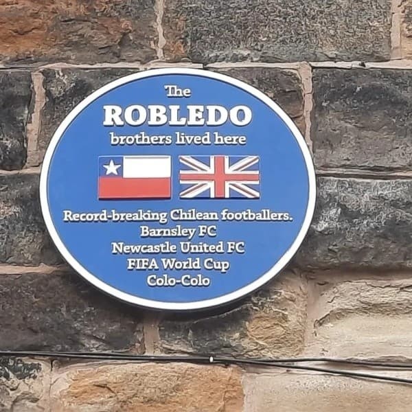 La placa que homenajea a Jorge Robledo en Reino Unido.