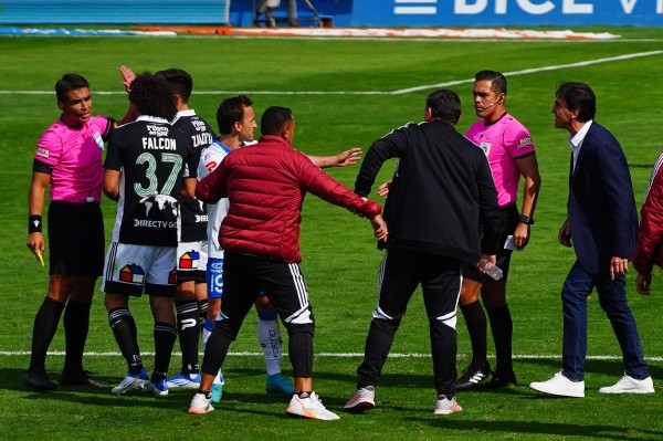 Gustavo Quinteros tuvo su minuto de furia en el último clásico ante Universidad Católica. | Foto: Guillermo Salazar.