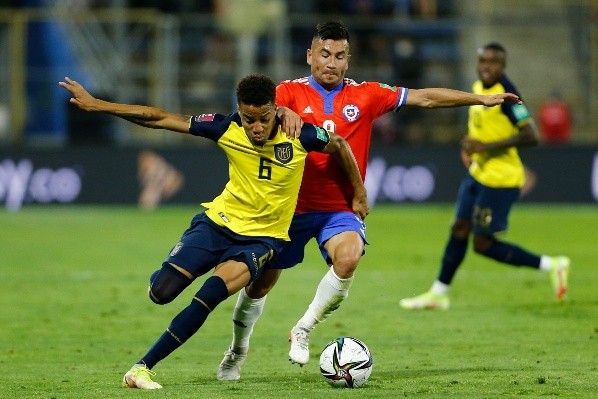 Byron Castillo jugó los dos partido que Ecuador disputó ante la Roja en las Eliminatorias a Qatar 2022. | Foto: Getty Images.