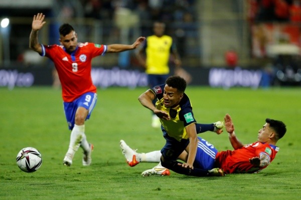 Byron Castillo disputando su encuentro clasificatorio ante La Roja. Imagen: Getty images