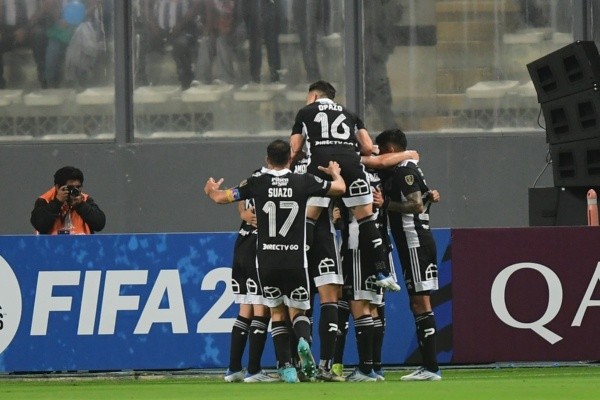 Colo Colo celebra la apertura del marcador. Imagen: Agencia Uno