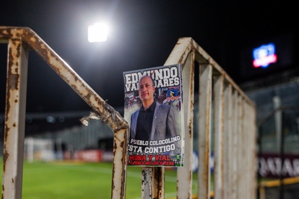 Hinchas manifiestan su apoyo a Edmundo Valladares. Imagen: Agencia Uno