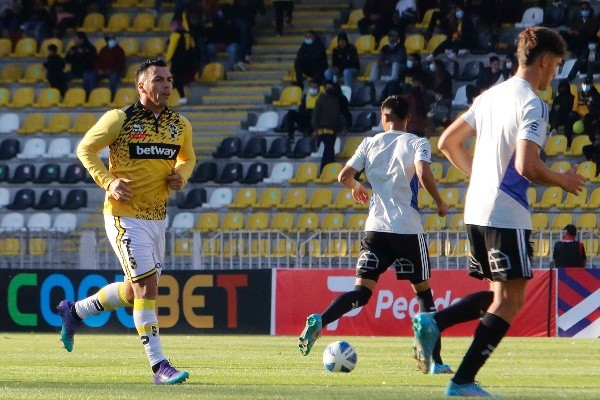 Colo Colo se reencontrará con Esteban Paredes en esta fecha 11 del torneo. | Foto: Agencia UNO.