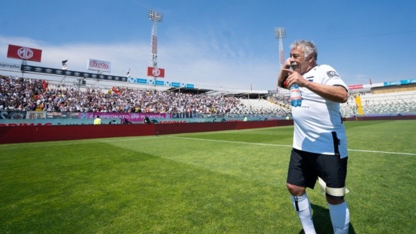 Carlos Caszely con la camiseta de Colo Colo en la previa de un Superclásico. Imagen: Guillermo Salazar