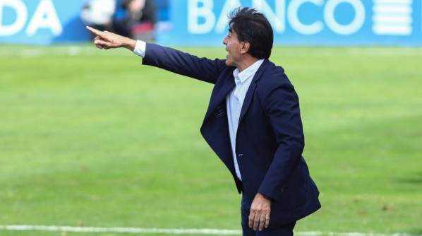 Gustavo Quinteros dirigiendo a Colo Colo ante Universidad Católica. Imagen: Agencia Uno