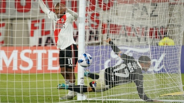 Gabriel Suazo no pudo evitar el gol de Nicolás De la Cruz. Imagen: Getty