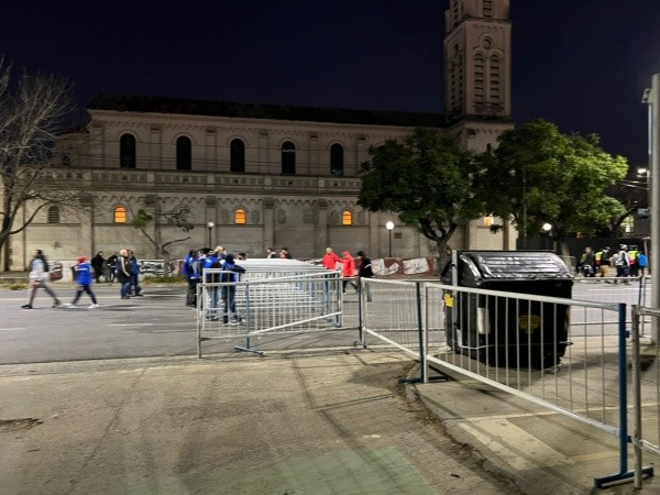 Hasta cuatro cuadras del Monumental de River son cercadas para facilitar el ingreso de los hinchas y crear más puntos de control. | Foto: Sebastián Munizaga.