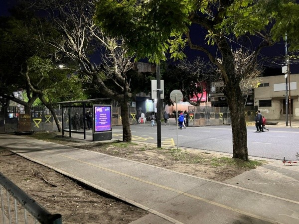 Las calles se cierran, habilitando más espacio para los hinchas se movilicen y así evitar los tacos que tanto vemos cerca del Monumental David Arellano para los partidos de Colo Colo. | Foto: Sebastián Munizaga.