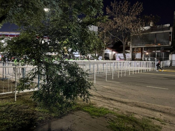 Las rejas dicen presente en los alrededores del Monumental de Núñez. Nadie que no tenga su entrada para el partido puede estar cerca del recinto. | Foto: Sebastián Munizaga.