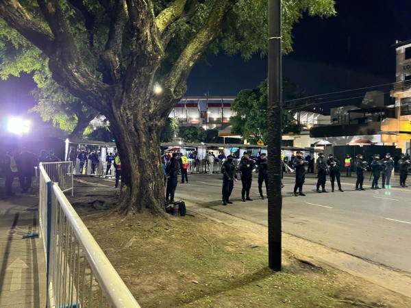 La policía de Buenos Aires controla los accesos incluso creando ellos mismo un punto de control sin la necesidad de rejas. | Foto: Sebastián Munizaga.