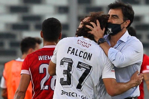 Gustavo Quinteros ha sido un líder positivo de este Colo Colo, señala Renata Almada. Imagen: archivo