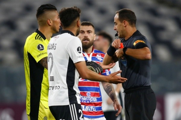 Colo Colo sufre la expulsión de Jeyson Rojas | Imagen: Getty