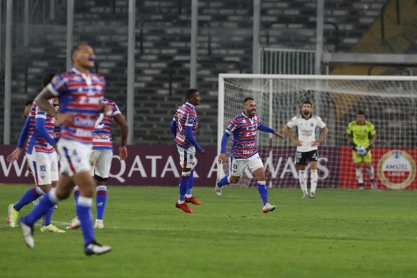 Colo Colo dio muchas licencias en defensa esta noche ante Fortaleza. | Foto: Agencia UNO.