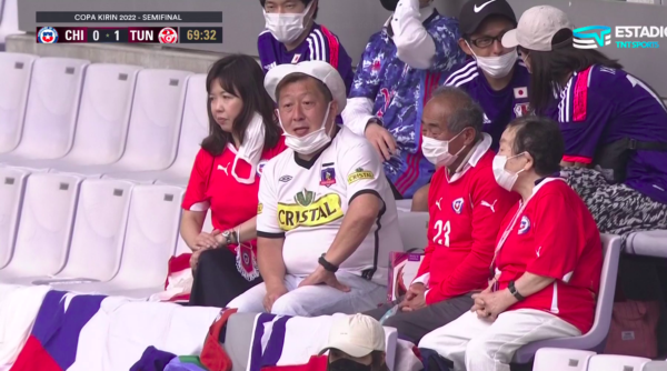 El hincha japonés con la camiseta de Colo Colo. | Foto: Captura.