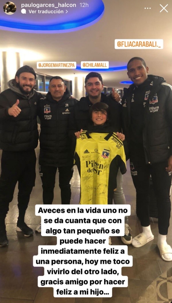 Omar Carabalí le regala camiseta de Colo Colo al hijo de Paulo Garcés. | Imagen: Instagram