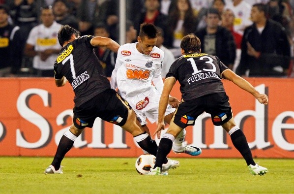 Neymar ya sabe lo que es enfrentar a Colo Colo, pues se midieron en la Copa Libertadores de 2011. Fuente: Agencia UNO.