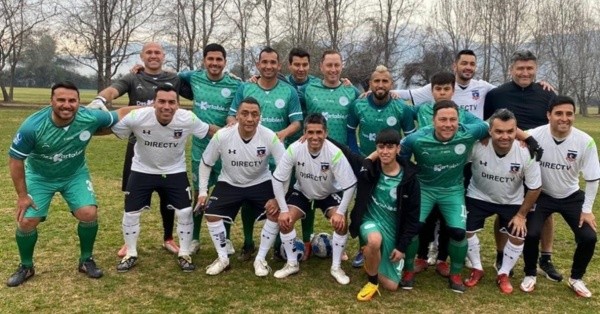 Arturo Vidal se divirtió jugando una pichanga en Colina con históricos de Colo Colo. Fuente: Instagram Mario Cáceres.