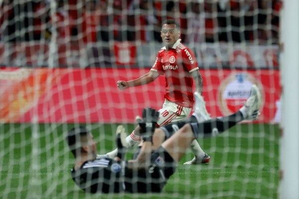 Inter logró los tres goles de diferencia para eliminar a Colo Colo. | Foto: Getty Images.