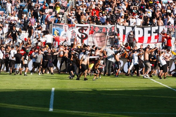Lamentablemente la última visita de Colo Colo al Calvo y Bascuñán dejo varios destrozos. | Foto: Agencia UNO.