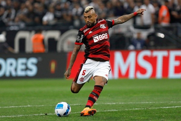Arturo Vidal sigue ganándose el cariño de los hinchas del Flamengo. | Foto: Getty Images.