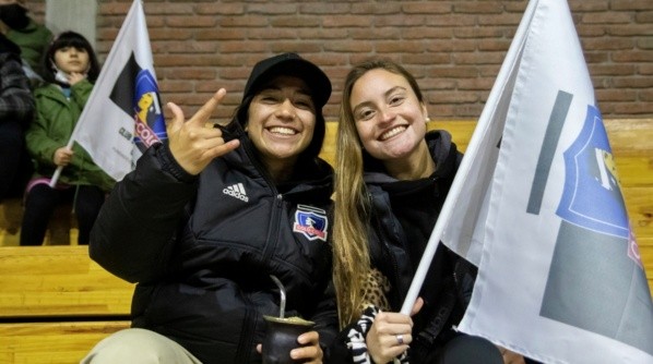 Elisa Durán y Antonia Alarcón, parte del equipo de fútbol femenino de Colo Colo asistieron a apoyar a las Albas | Imagen: CSD Colo Colo