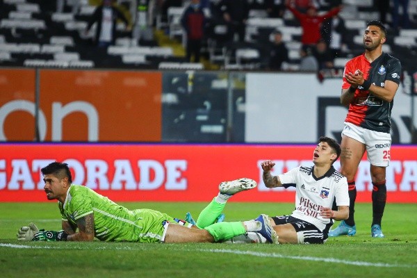 Colo Colo perdonó bastante en la primera mitad ante los Pumas. | Foto: Agencia UNO.