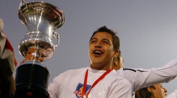 Alexis Sánchez festejando la obtención del Torneo de Apertura 2007 en Colo Colo | Imagen archivo