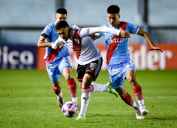 Pablo Solari alternó entre la derecha y la izquierda ante Arsenal en su visita a Sarandí. | Foto: Getty Images.