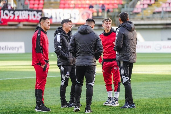 Rodrigo Cisterna con sus ex compañeros de Colo Colo