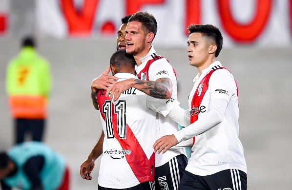 River Plate marcha en el quinto lugar con 25 puntos y está a cuatro unidades del puntero Atlético Tucumán. | Foto: Getty Images.