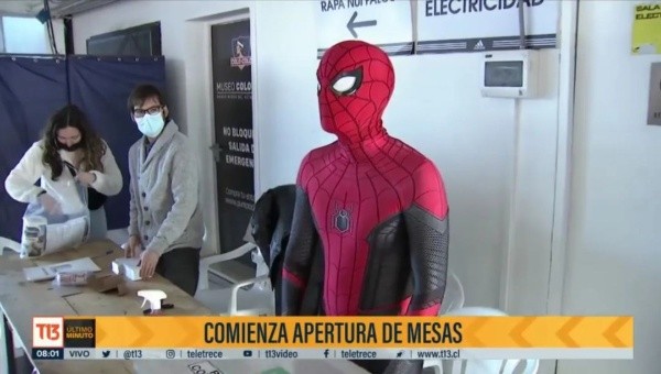 Spiderman llegó al Estadio Monumental como vocal de mesa | Imagen: Captura T13