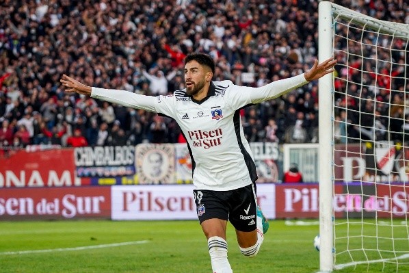 El Cacique sigue mirando de lejos a sus más cercanos escoltas. | Foto: Guillermo Salazar.