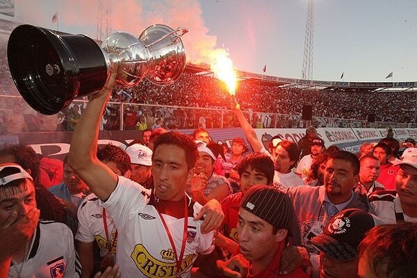 Lucas Barrios levantó en Colo Colo su primer título siendo profesional. | Foto: Archivo.
