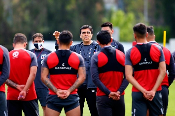 Gustavo Quinteros tomó a Colo Colo en medio de una delicada crisis deportiva en octubre del 2020. | Foto: Colo Colo.