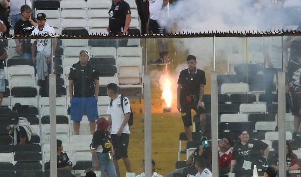 Al término del partido, se encendieron una serie de fuegos artificiales en el sector Caupolicán. Fuente: Agencia UNO.