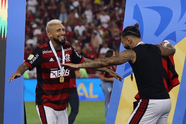 Arturo Vidal se afianzó como el jugador chileno con más títulos en la historia del balompié criollo. | Foto: Getty Images.