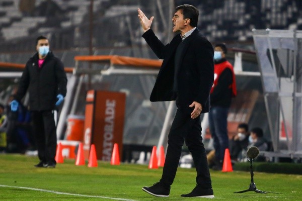 Gustavo Quinteros puede ganar este domingo su primer título de Primera División con Colo Colo. | Foto: Agencia UNO.