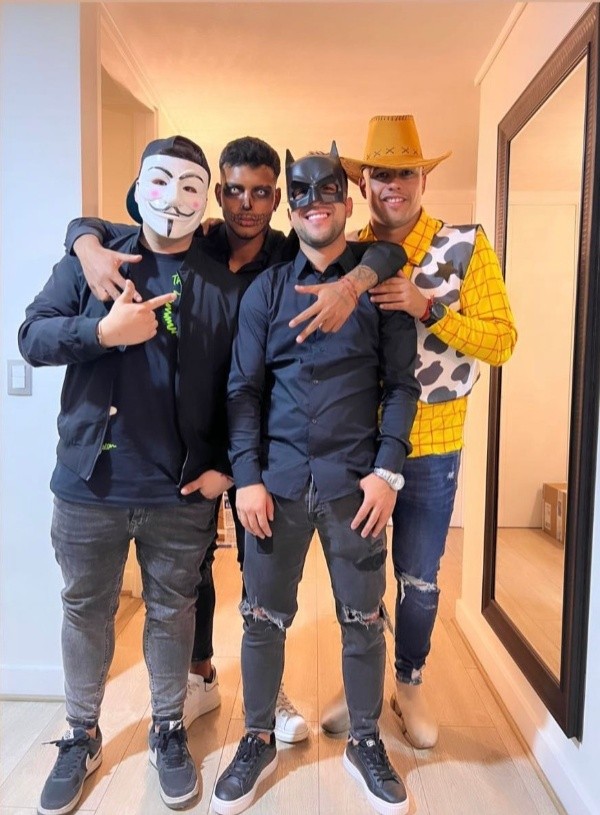 Daniel Gutiérrez de esqueleto e Iván Morales de Woody de Toy Story.