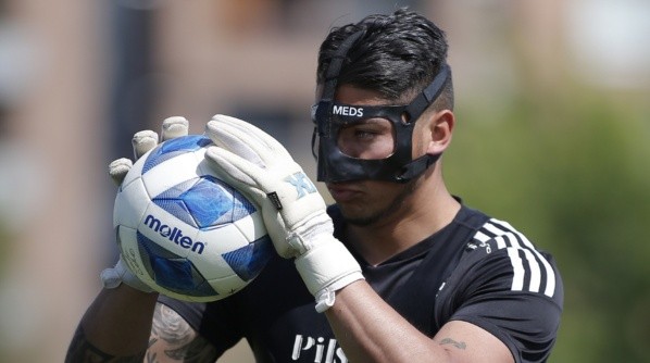 Brayan Cortés realizó la última práctica de Colo Colo con una máscara de protección | Imagen: Colo Colo