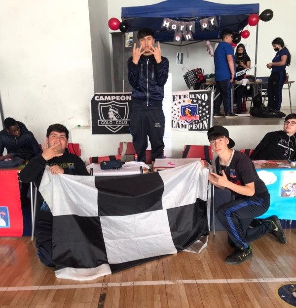 Joan Vergara y sus compañeros en la feria de su colegio | Imagen: Joan Vergara