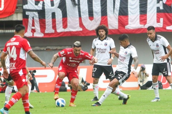 Colo Colo buscó y buscó el 2-1 en el segundo tiempo, pero no pudo ante la ordenada defensa chillaneja. | Foto: Agencia UNO.